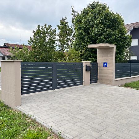 Апартаменти Kod Dide - Entry With Pin 0-24H Славонський Брод Екстер'єр фото